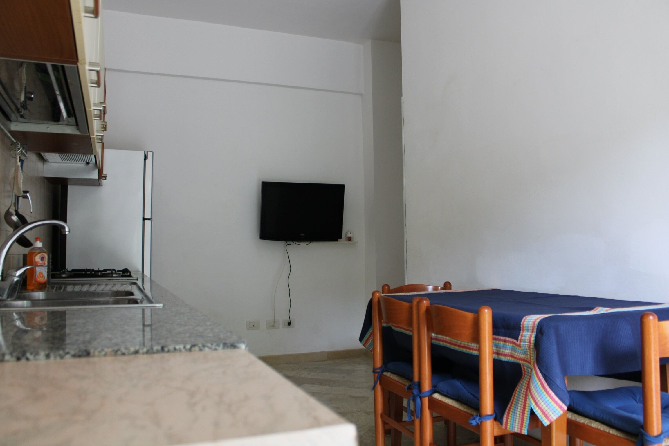 Réfrigérateur, plaque de cuisson, bouilloire électrique