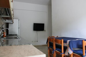 Kühlschrank, Herdplatte, Wasserkocher, Kochgeschirr/Geschirr/Besteck