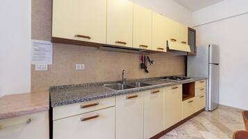 Réfrigérateur, plaque de cuisson, bouilloire électrique