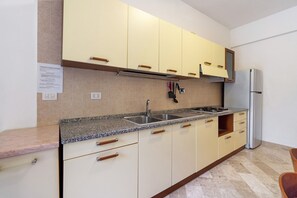 Fridge, stovetop, electric kettle, cookware/dishes/utensils