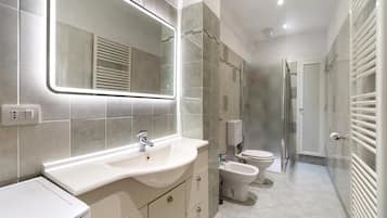 Een douche, een haardroger, handdoeken