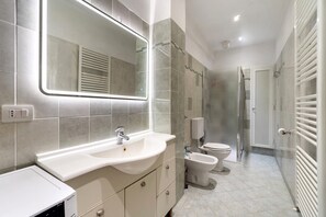 Een douche, een haardroger, handdoeken