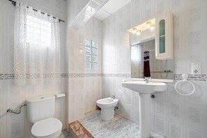 Shower, hair dryer, towels - Vacation Home "Ebre Home" with Private Mini Pool, 3 Private Terraces & Wi-Fi (DELTEBRE)