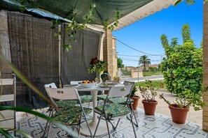 Outdoor dining - Vacation Home "Ebre Home" with Private Mini Pool, 3 Private Terraces & Wi-Fi (DELTEBRE)