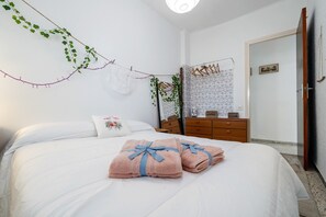 3 bedrooms, iron/ironing board, free WiFi, bed sheets - Vacation Home "Ebre Home" with Private Mini Pool, 3 Private Terraces & Wi-Fi (DELTEBRE)