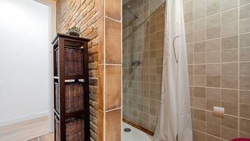 Ducha, secador de pelo, toallas