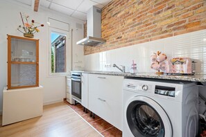 Fridge, microwave, oven, stovetop - Vacation Home "Delta Home" with Private Terrace & Wi-Fi (DELTEBRE)