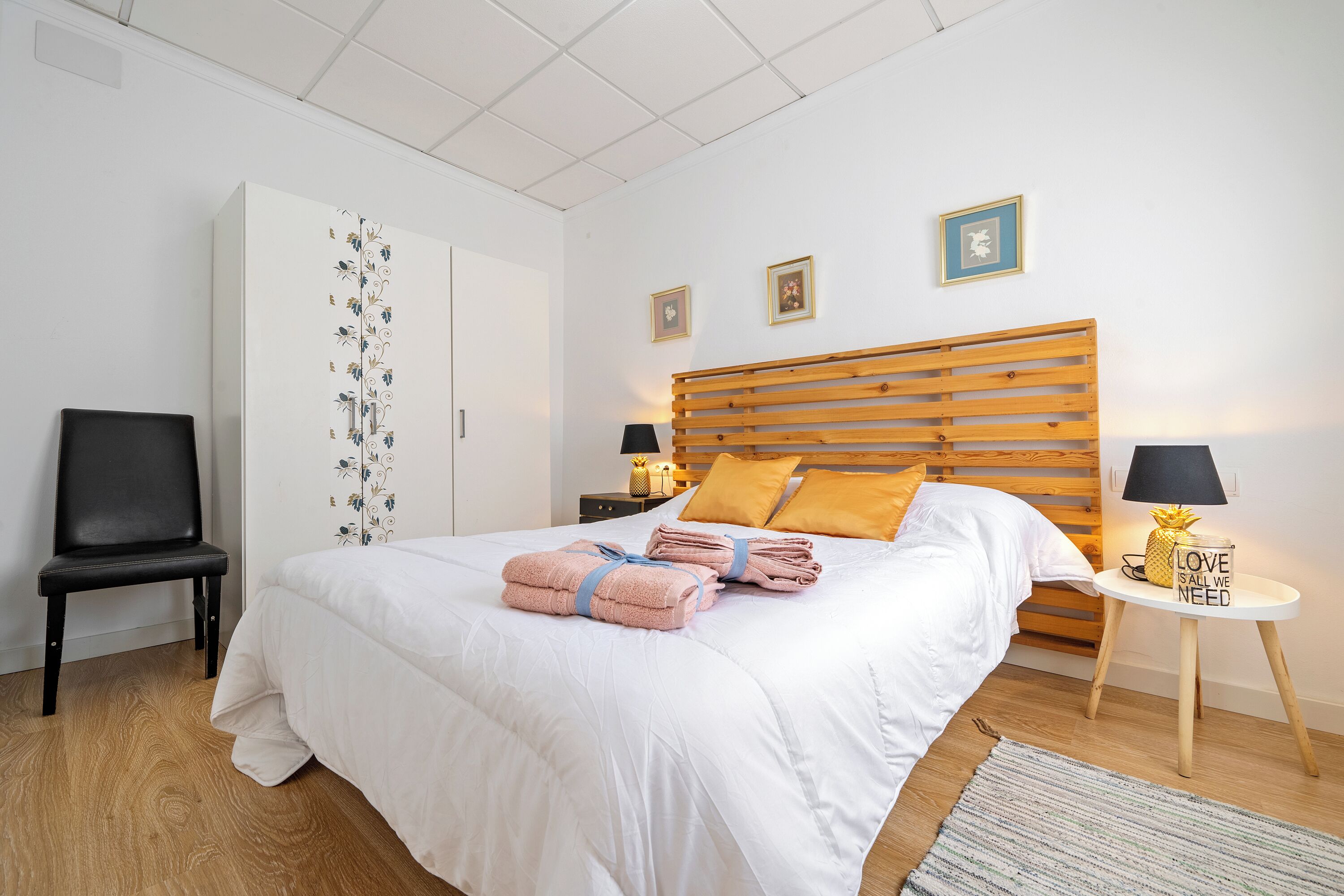 1 habitación, tabla de planchar con plancha, wifi gratis y ropa de cama 