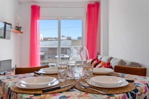 Dining - Apartment 'Home' with Balcony, Wi-Fi and Air Conditioning (Deltebre)