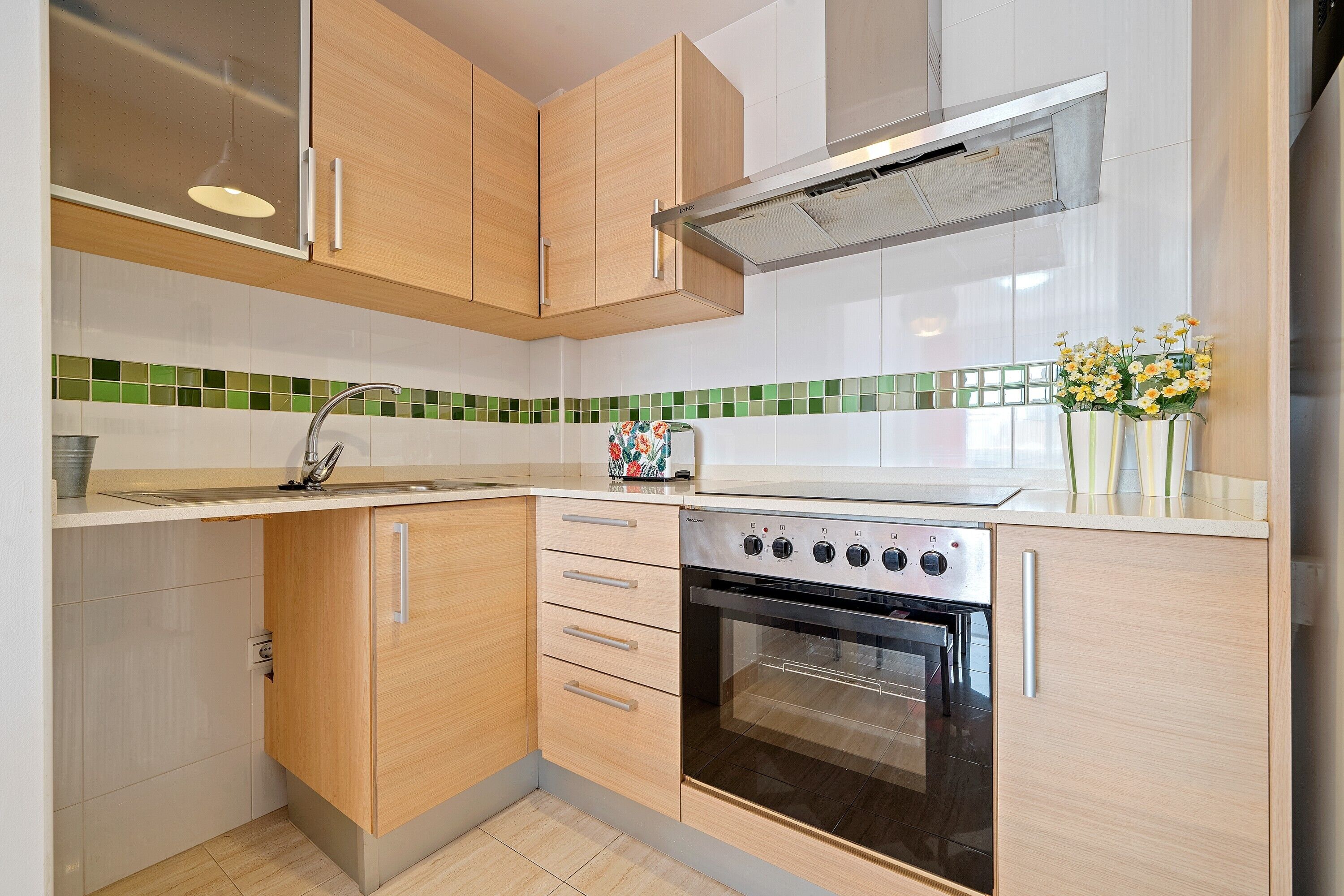 Kylskåp, mikrovågsugn, ugn och spishäll