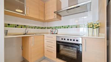 Kylskåp, mikrovågsugn, ugn och spishäll