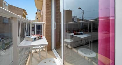 Apartment 'Home' with Balcony, Wi-Fi and Air Conditioning