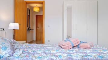 1 slaapkamer, een strijkplank/strijkijzer, gratis wifi, beddengoed