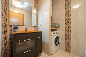 Regadera, secadora de cabello, toallas 