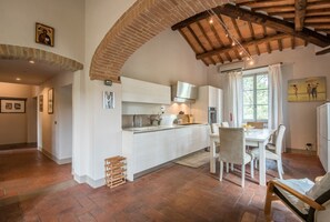 Fridge, oven, stovetop, dishwasher - Holiday Home 'Beretone' with Mountain View, Wi-Fi and Air Conditioning (Radda In Chianti)