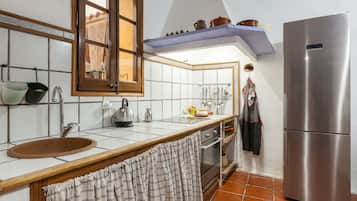 Køleskab, mikrobølgeovn, ovn, kogeplade