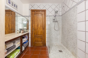 Dusche, Haartrockner, Handtücher