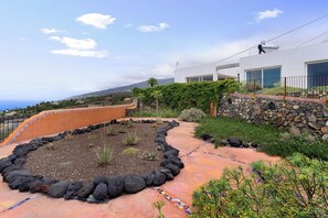 Property grounds - Holiday Home 'Casa Sirius' with Sea View, Private Terrace and Wi-Fi (Tijarafe)