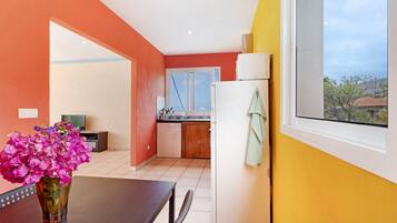 Kühlschrank, Mikrowelle, Herdplatte, Geschirrspüler