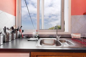 Een koelkast, een microgolfoven, een kookplaat, een vaatwasser