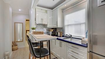 Réfrigérateur, micro-ondes, four, plaque de cuisson