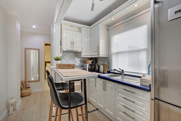 Frigorifero, microonde, forno, piano cottura