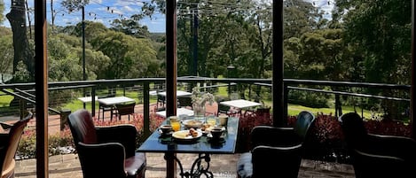 Se sirven desayunos y cenas; con vista al jardín