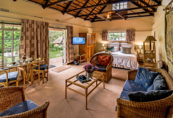 1 habitación, escritorio y espacio para trabajar con laptop