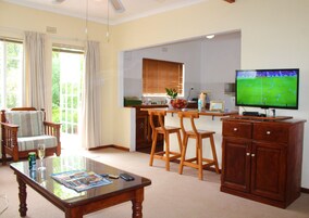 Deluxe Cottage | Living area | 32-inch plasma TV with satellite channels