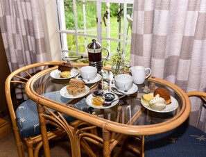 Comfort Cottage | Living area - Random Harvest Country Cottages (Muldersdrift)