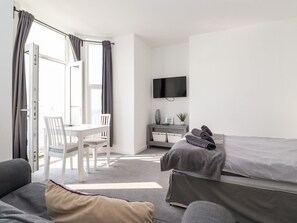 Decoración personalizada, muebles diferentes y wifi gratis