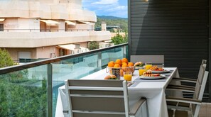 Outdoor dining - Modern Apartment with Terrace, A/C, WiFi & Elevator, Steps from the Beach (Palamós)