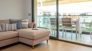 TV - Modern Apartment with Terrace, A/C, WiFi & Elevator, Steps from the Beach (Palamós)