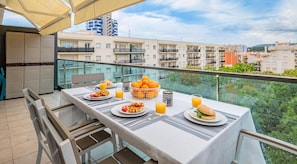 Outdoor dining - Modern Apartment with Terrace, A/C, WiFi & Elevator, Steps from the Beach (Palamós)