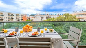Outdoor dining - Modern Apartment with Terrace, A/C, WiFi & Elevator, Steps from the Beach (Palamós)