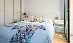 2 bedrooms, free WiFi, wheelchair access - Modern Apartment with Terrace, A/C, WiFi & Elevator, Steps from the Beach (Palamós)