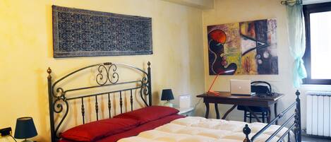 1 sovrum, skrivbord, strykjärn/strykbräda och resesäng