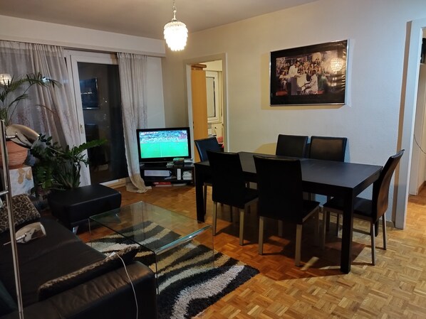 Living area - Furnished appartment vis-a-vis of railstation 5 min from lake at Montreux (Montreux)
