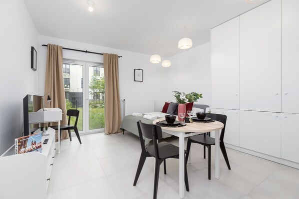 Studio, Terrace | Bed sheets - Stylish Studio Kiełkowskiego by Renters (Kraków)