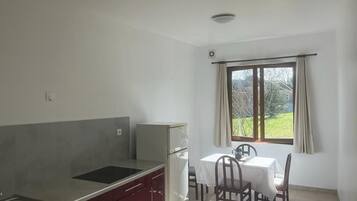 Réfrigérateur, plaque de cuisson, cafetiÚre/bouilloire