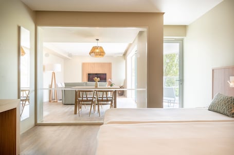 Caja de seguridad en la habitación y espacio para trabajar con laptop . The Anchor Troia Sea