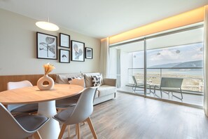 Estudio, vistas al mar | Caja fuerte, escritorio, espacio para trabajar con un portátil