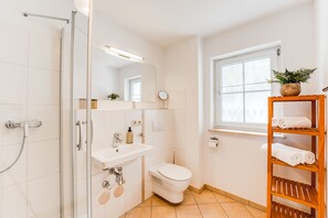 Dusche, Haartrockner, Handtücher, Seife