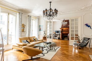 Een televisie, een open haard en een kantoor