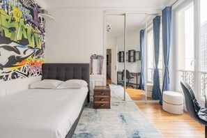 3 bedrooms, desk, WiFi, bed sheets