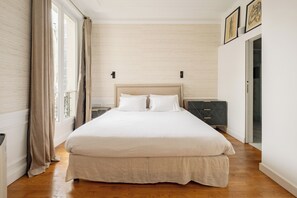 3 bedrooms, desk, WiFi, bed sheets