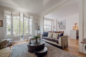 TV, offices - La Vie Est Belle, by Veeve (Paris)