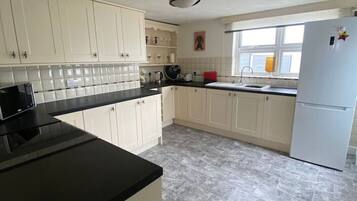 雪櫃、微波爐、焗爐、爐具