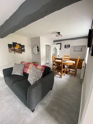 Smart TV, fireplace - Stunning Two bed Cottage in North Wales (Rhuddlan)
