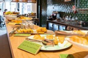 Daily buffet breakfast for a fee - The Editory Garden Porto Hotel (Porto)